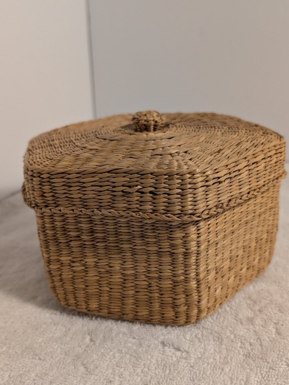 VINTAGE HEXAGON SMALL WOVEN SWEET GRASS LIDDED BASKETS (SET OF 5)